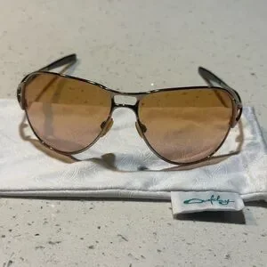 Oakley | Accessories | Oakley Aviator Hinder Rose Gold  display picture 1
